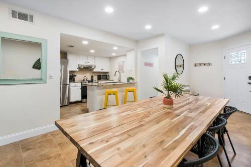 Surfs Up Minutes to Beach Dog Friendly 2 King Beds in St. Augustine, USA