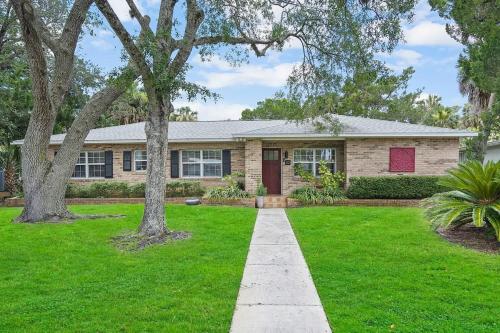 Onyx House King Size Beds Bikes Games Wine in St. Augustine, USA