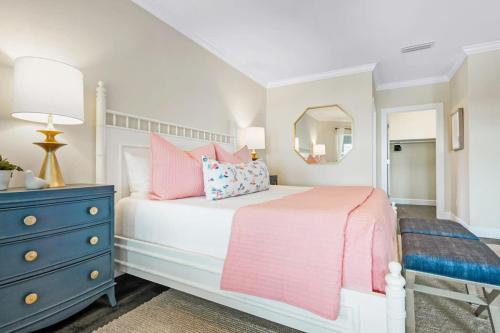 Luxury At The Beach Waterfront w Dock Pool 4 Beds Luxury At The Beach Waterfront w Dock Pool 4 Beds