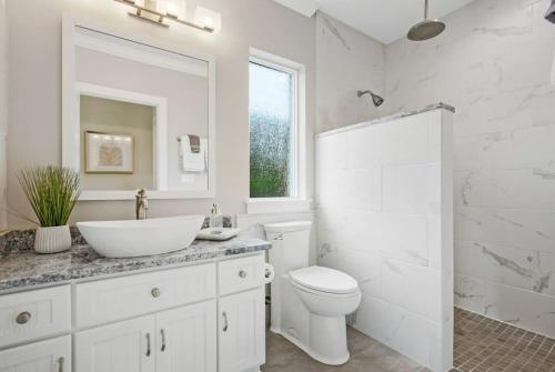 Luxury At The Beach Waterfront w Dock Pool 4 Beds Luxury At The Beach Waterfront w Dock Pool 4 Beds
