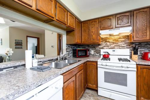 Countryside Cottages near Lake Bella Vista in Rockford, USA
