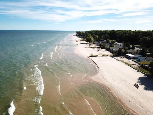 Beach Club of Oscoda Garden Cottage on the Lake in Oscoda, USA