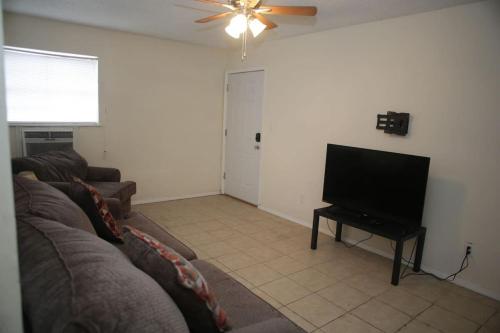 Apartment next to Fort Sill Entrance Gate - image 10