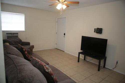 Apartment next to Fort Sill Entrance Gate - image 14
