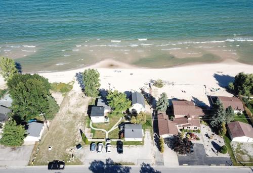 Beach Club of Oscoda - The Lakeshore Cottage - image 11