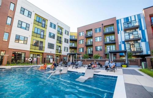 2BR Balcony Suite Gym & Pool Downtown at CityWay
