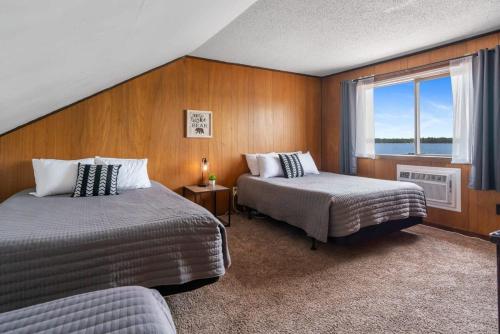 Fife Lake Lodge Multi-level Suite with Lake Views - image 5