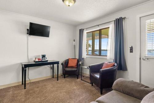 Fife Lake Lodge Multi-level Suite with Lake Views - image 13