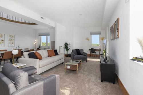 Extravagant 3 Level Penthouse at The Grand Castle thumb 4