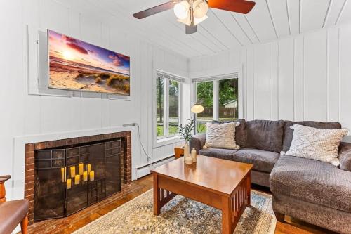 Charming 2BR Tudor-Style Apartment near MSU in East Lansing, USA