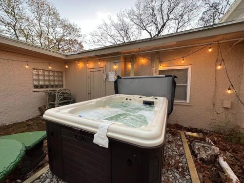 Charming 2BR Tudor-Style Apartment near MSU in East Lansing, USA