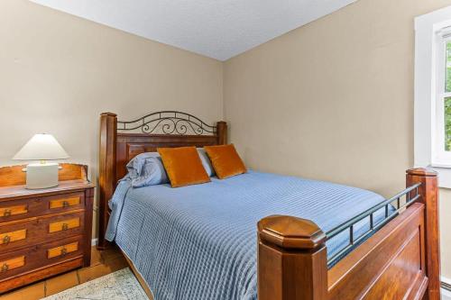 Charming 2BR Tudor-Style Apartment near MSU in East Lansing, USA