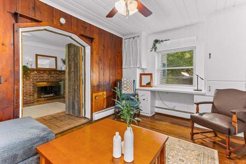 Charming 2BR Tudor-Style Apartment near MSU in East Lansing, USA