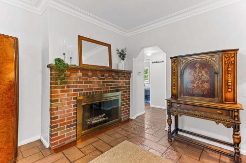 Charming 2BR Tudor-Style Apartment near MSU in East Lansing, USA
