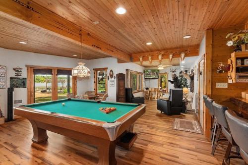 Lakefront 5BR Cabin on Big Crooked Lake w Pontoon in Rockford, USA
