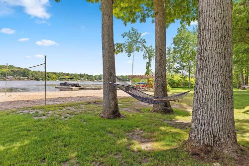 Lakefront 5BR Cabin on Big Crooked Lake w Pontoon in Rockford, USA