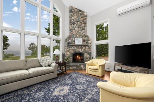 Suttons Bay Beach House Private Beachfront in Suttons Bay, USA
