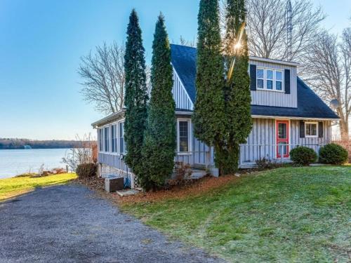 . Cozy family waterfront retreat recently renovated
