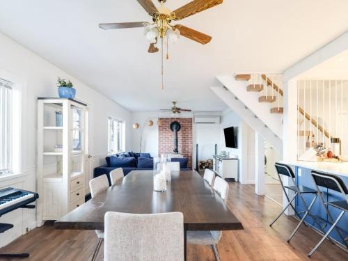 Cozy family waterfront retreat recently renovated in Glenora (ON)