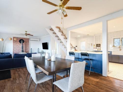 Cozy family waterfront retreat recently renovated in Glenora (ON)