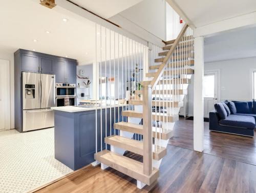 Cozy family waterfront retreat recently renovated in Glenora (ON)
