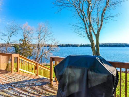 Cozy family waterfront retreat recently renovated in Glenora (ON)