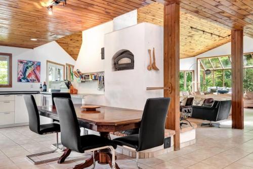 Stunning waterfront escape with European flair in Lensdauna (ON)