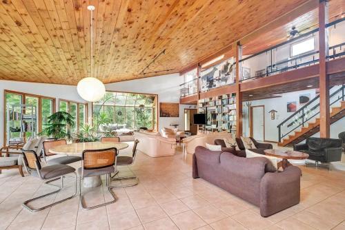 Stunning waterfront escape with European flair in Lensdauna (ON)