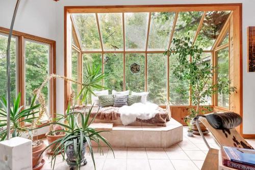 Stunning waterfront escape with European flair in Lensdauna (ON)