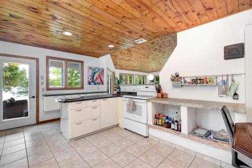 Stunning waterfront escape with European flair in Lensdauna (ON)
