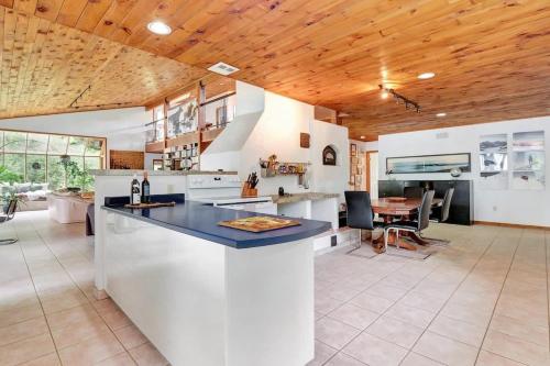 Stunning waterfront escape with European flair in Lensdauna (ON)