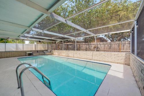 Pool home mins to the beach! in Largo, USA