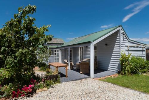 Cute as A Button Cottage in Charming Evandale