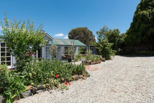 Cute as A Button Cottage in Charming Evandale