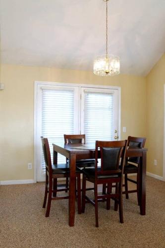 20 minutes to Downtown Nashville w/ Fenced in Yard - image 11