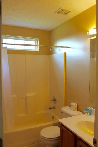 20 minutes to Downtown Nashville w/ Fenced in Yard - image 2