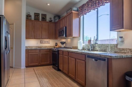 Comfy House Private Backyard with Pool BBQ Citrus in Sun City