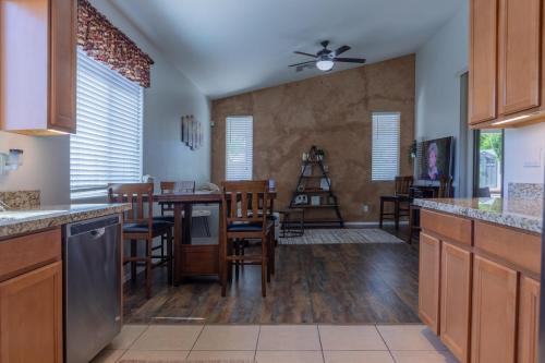 Comfy House Private Backyard with Pool BBQ Citrus in Sun City