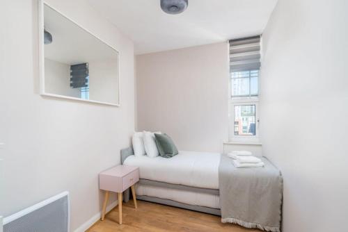 City of London - Lovely Two Bedroom Apartment - main image