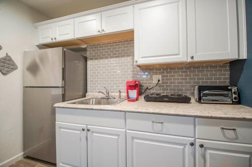 34B- Modern studio condo heated pool and dog park - image 3