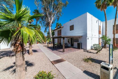 34B- Modern studio condo heated pool and dog park - main image