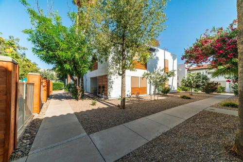 44B CASA GRANDE modern 1bd 1ba condo heated pool