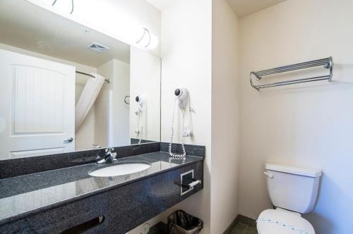 Vistas 107- Modern studio sleeps 3 with style - image 12