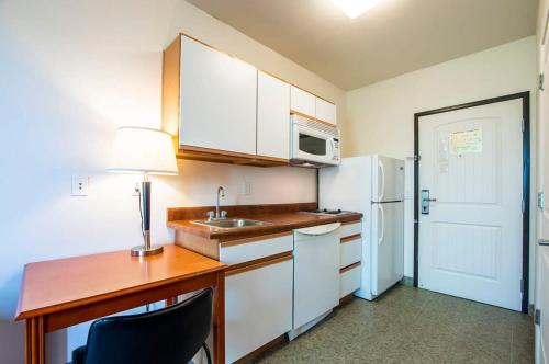 Sierra Vista studio apartment with full kitchen and King Bed