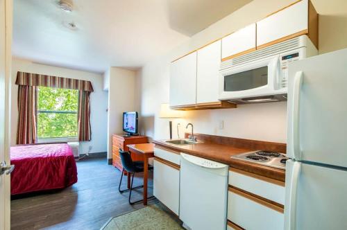 Sierra Vista studio apartment with full kitchen and King Bed thumb 4
