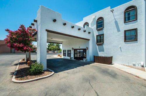 Sierra Vista studio apartment with full kitchen and King Bed detail