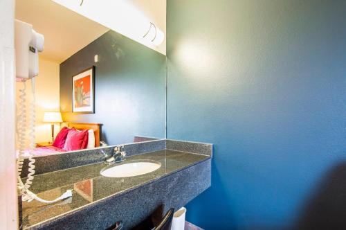 Sierra Vista studio apartment with full kitchen and King Bed detail