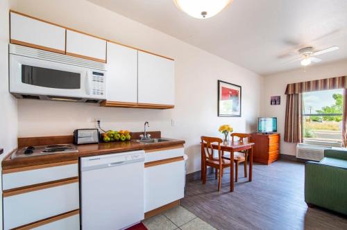 The Vistas Modern Sierra Vista 1bd QN bed & pull out couch sleeps 4 NO PETS ALLOWED - image 9