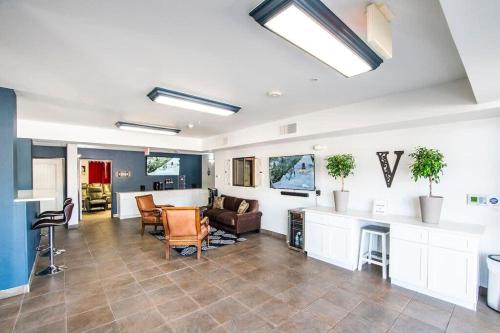 The Vistas Modern Sierra Vista 1bd QN bed & pull out couch sleeps 4 NO PETS ALLOWED - image 14