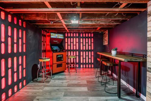Family Fun - Gameroom - Backyard in Berea, USA